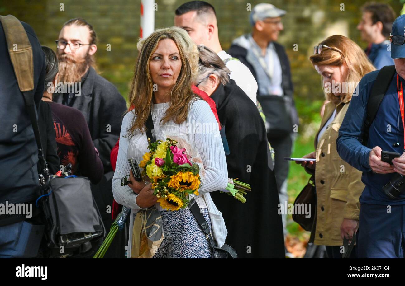 Londra UK 10th settembre 2022 - le folle si riuniscono nel Mall di Londra al di fuori del St James's Palace, dove Carlo III è stato formalmente proclamato re oggi alle 11am:00 : Credit Simon Dack / Alamy Live News Foto Stock