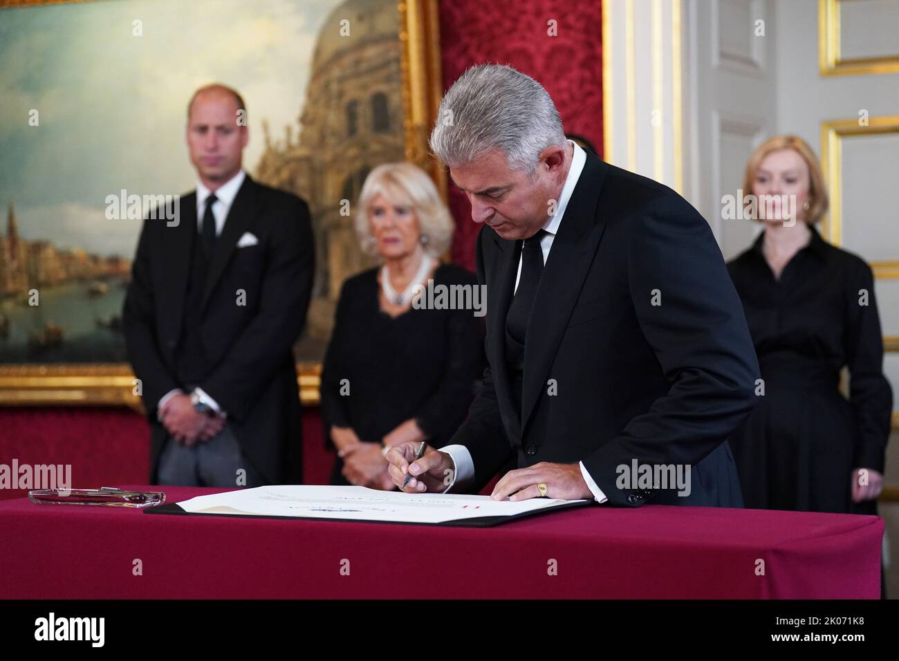 Il Cancelliere del Consiglio privato Brandon Lewis firma la proclamazione dell'adesione di Re Carlo III durante la cerimonia del Consiglio di adesione al Palazzo di San Giacomo, Londra, dove Re Carlo III è formalmente proclamato monarca. Carlo divenne automaticamente Re alla morte della madre, ma il Consiglio di adesione, cui hanno partecipato Consiglieri privati, conferma il suo ruolo. Data immagine: Sabato 10 settembre 2022. Foto Stock