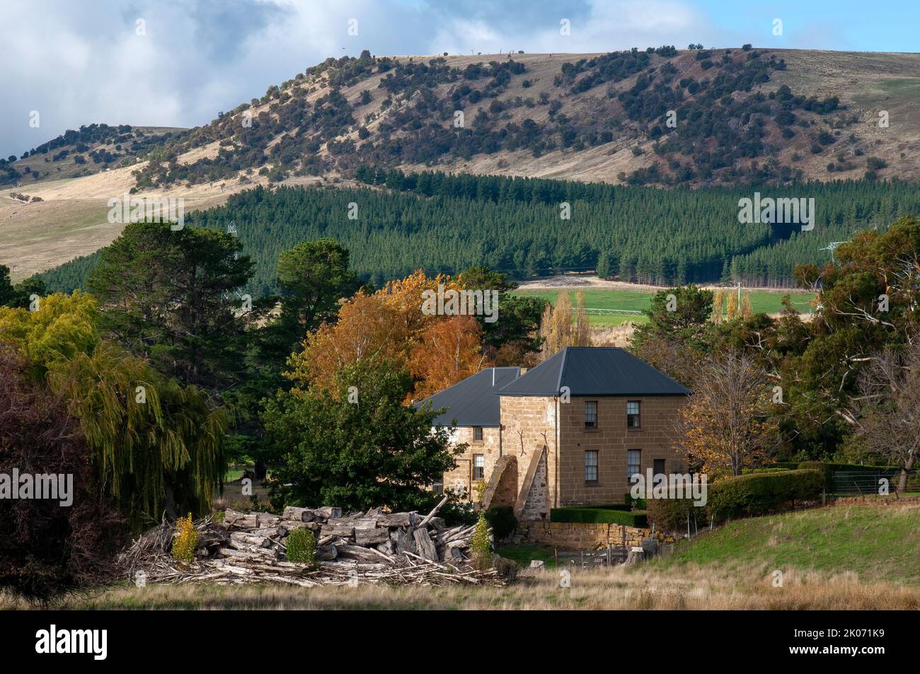 Ouse Australia, vista sulla valle con fattoria in pietra in primo piano Foto Stock