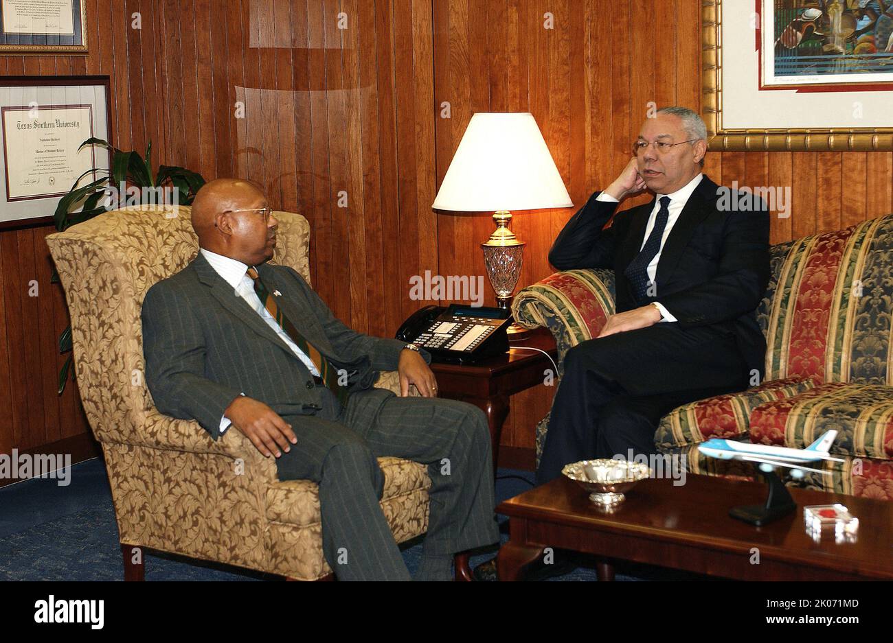 Visita dell'ex Segretario di Stato e Presidente dei Capi di Stato congiunto, il generale Colin Powell, nella sede dell'HUD per incontrare il Segretario Alphonso Jackson, aiutante. Foto Stock