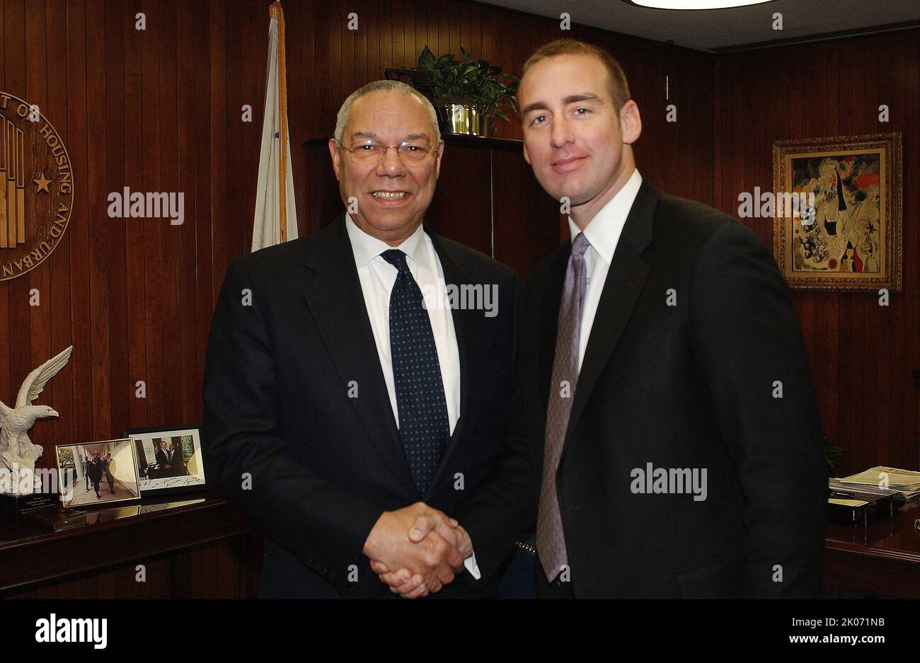 Visita dell'ex Segretario di Stato e Presidente dei Capi di Stato congiunto, il generale Colin Powell, nella sede dell'HUD per incontrare il Segretario Alphonso Jackson, aiutante. Foto Stock