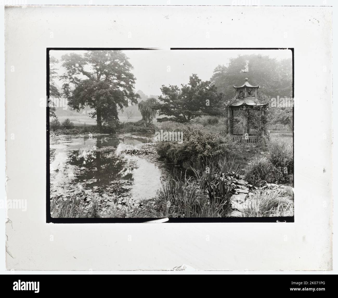 "Cliveden" Visconte Waldorf Astor House, Taplow, Buckinghamshire, Inghilterra, 1925. Architettura della casa: Sir Charles Barry, costruito 1850-1851. Paesaggio: William Waldorf Astor dal 1893 e Norah Lindsay dal 1924. Altro : Nancy Langhorne Astor e Visconte Waldorf Astor possedevano Cliveden nel 1925. Foto Stock