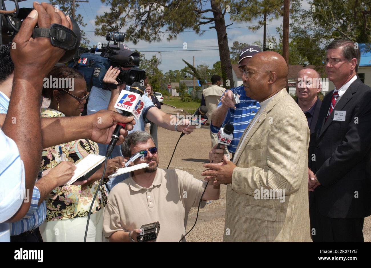 Il Segretario Alphonso Jackson e gli assistenti sono in tour del Texas orientale e hanno incontrato funzionari e residenti dopo l'uragano Rita. Foto Stock