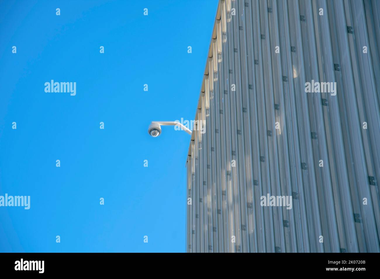 Moderno edificio commerciale con telecamera di sicurezza a circuito chiuso a Tucson, Arizona. Vista di un'altipiano con videocamera di sorveglianza installata sul tetto per saf Foto Stock