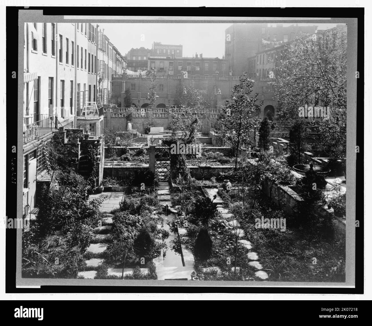 Giardini nel cortile a New York City, 1920. La fotografia mostra i Giardini di Turtle Bay, 227-247 East 48th Street e 228-246 East 49th Street, New York, New York; vista ad est del giardino comune. Foto Stock