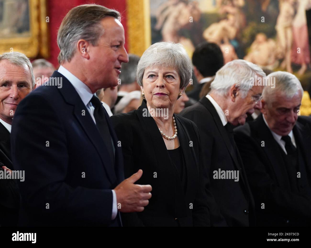 Gli ex primi ministri David Cameron, e Theresa May durante la cerimonia del Consiglio di adesione al Palazzo di San Giacomo, Londra, dove Re Carlo III è formalmente proclamato monarca. Carlo divenne automaticamente Re alla morte della madre, ma il Consiglio di adesione, cui hanno partecipato Consiglieri privati, conferma il suo ruolo. Data immagine: Sabato 10 settembre 2022. Foto Stock