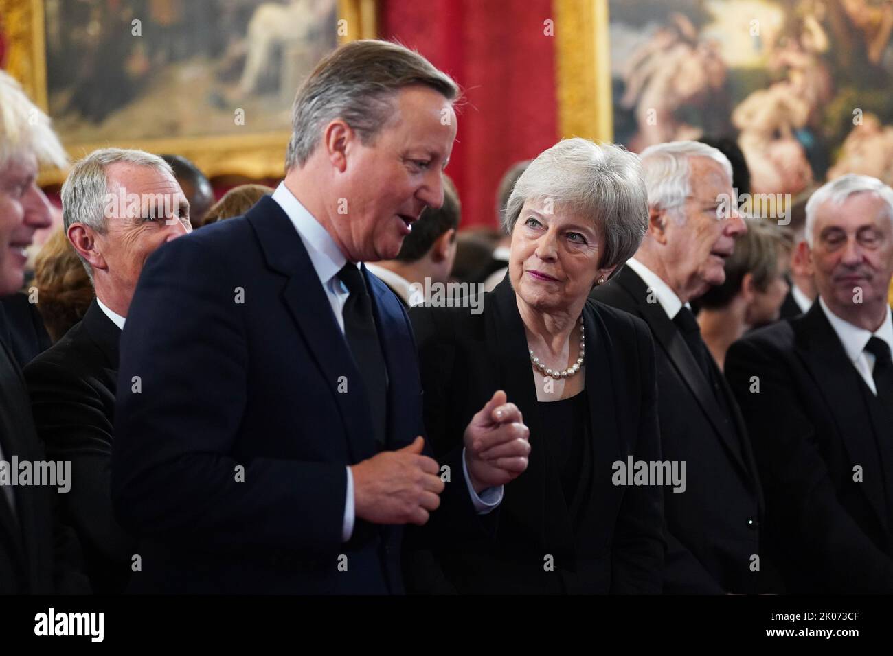 Gli ex primi ministri David Cameron, e Theresa May durante la cerimonia del Consiglio di adesione al Palazzo di San Giacomo, Londra, dove Re Carlo III è formalmente proclamato monarca. Carlo divenne automaticamente Re alla morte della madre, ma il Consiglio di adesione, cui hanno partecipato Consiglieri privati, conferma il suo ruolo. Data immagine: Sabato 10 settembre 2022. Foto Stock