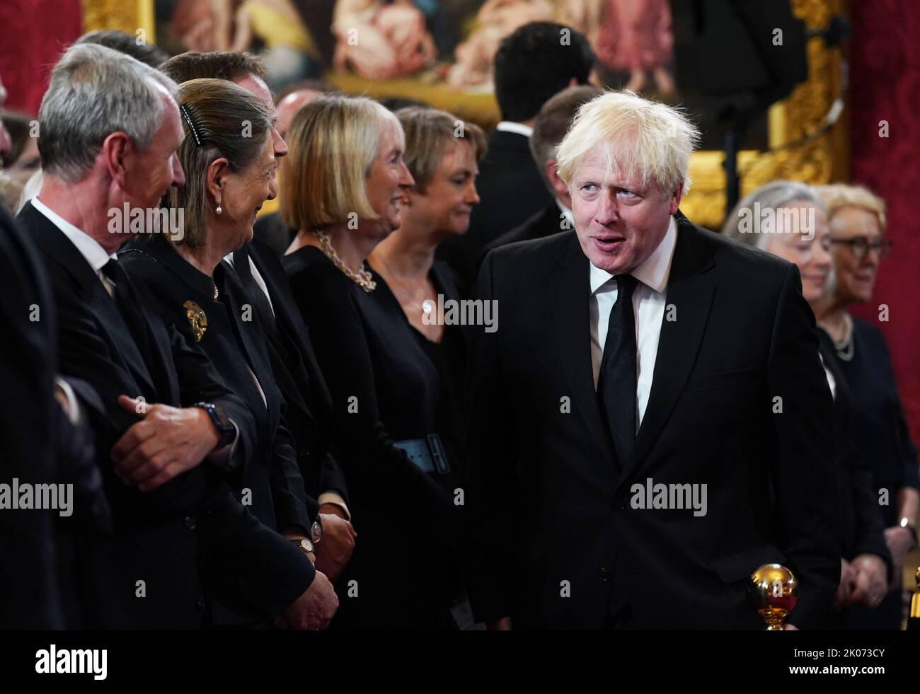 L'ex primo ministro Boris Johnson (a destra) durante la cerimonia del Consiglio di adesione al St James's Palace, Londra, dove Re Carlo III è formalmente proclamato monarca. Carlo divenne automaticamente Re alla morte della madre, ma il Consiglio di adesione, cui hanno partecipato Consiglieri privati, conferma il suo ruolo. Data immagine: Sabato 10 settembre 2022. Foto Stock