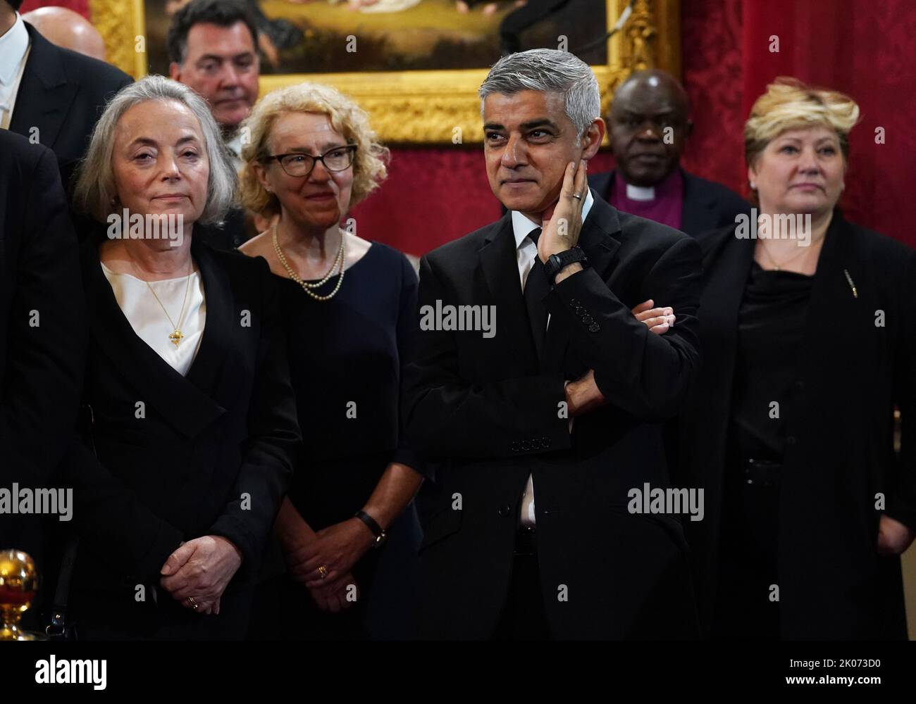 Il sindaco di Londra Sadiq Khan durante la cerimonia del Consiglio di adesione a St James's Palace, Londra, dove Re Carlo III è formalmente proclamato monarca. Carlo divenne automaticamente Re alla morte della madre, ma il Consiglio di adesione, cui hanno partecipato Consiglieri privati, conferma il suo ruolo. Data immagine: Sabato 10 settembre 2022. Foto Stock