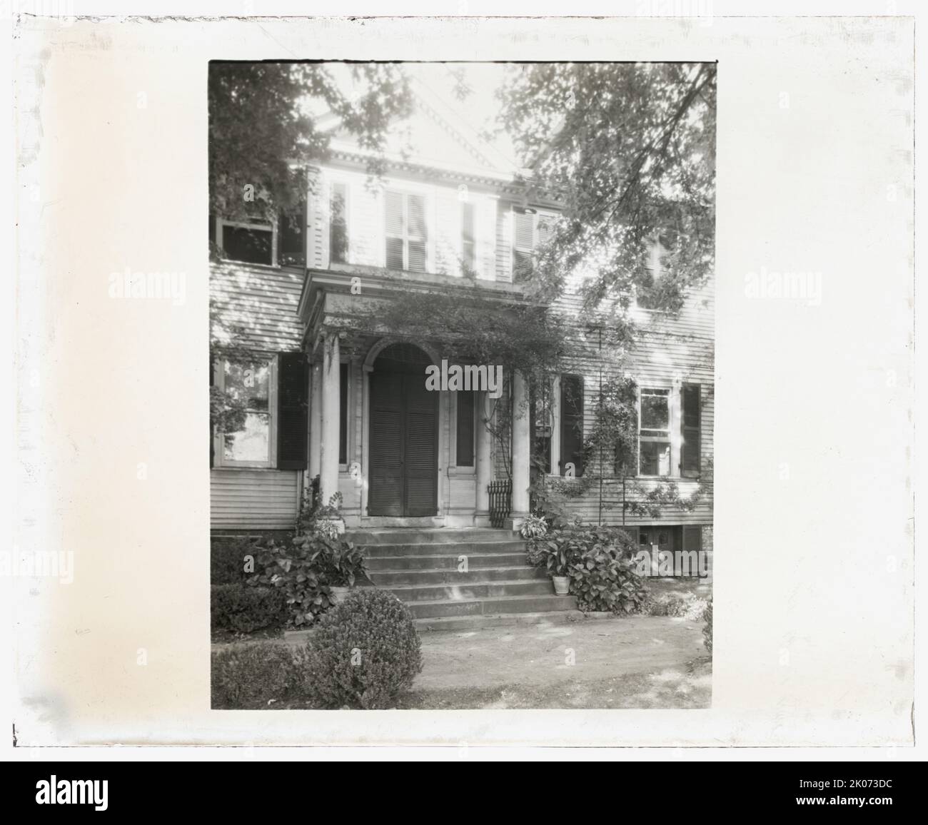 "Federal Hill", John Keim House, 504 Hanover Street, Fredericksburg, Virginia, tra il 1927 e il 1929. Architettura della casa: Rupert Brooke, governatore di Vigirnia, 1794-1796 e fondatore del partito federale nazionale, acquistato questa casa e chiamato "collina federale". Oggi: Estant come residenza privata con porta e coperchio della porta sostituito. Informazioni su titolo, data e oggetto fornite da Sam Watters, 2011. Fa parte di: Serie di conferenze di giardini e case storiche nella Collezione Frances Benjamin Johnston (Biblioteca del Congresso). Foto Stock