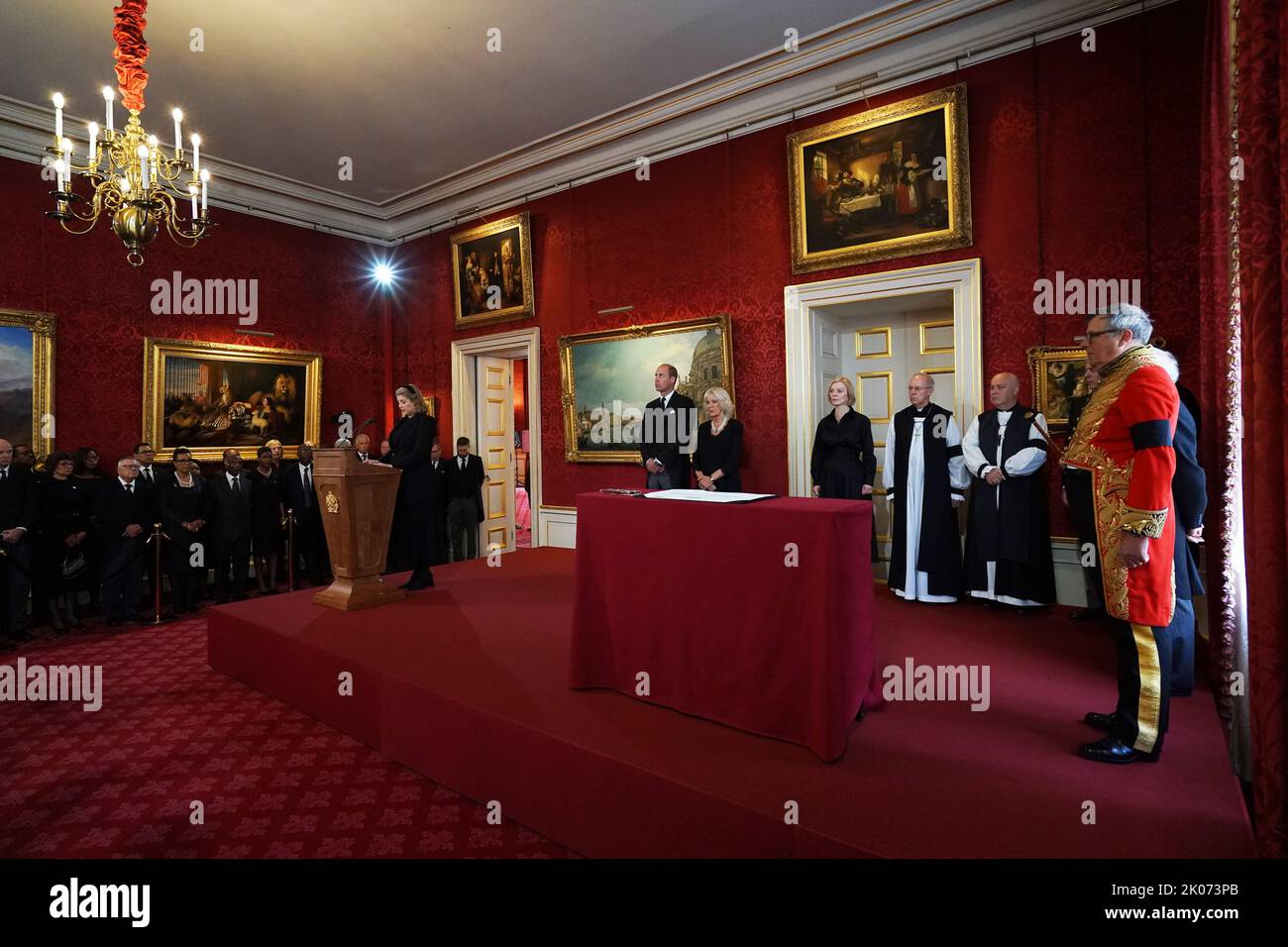 Signore Presidente del Consiglio Penny Mordaunt durante la cerimonia del Consiglio di adesione a St James's Palace, Londra, dove Re Carlo III è formalmente proclamato monarca. Carlo divenne automaticamente Re alla morte della madre, ma il Consiglio di adesione, cui hanno partecipato Consiglieri privati, conferma il suo ruolo. Data immagine: Sabato 10 settembre 2022. Foto Stock