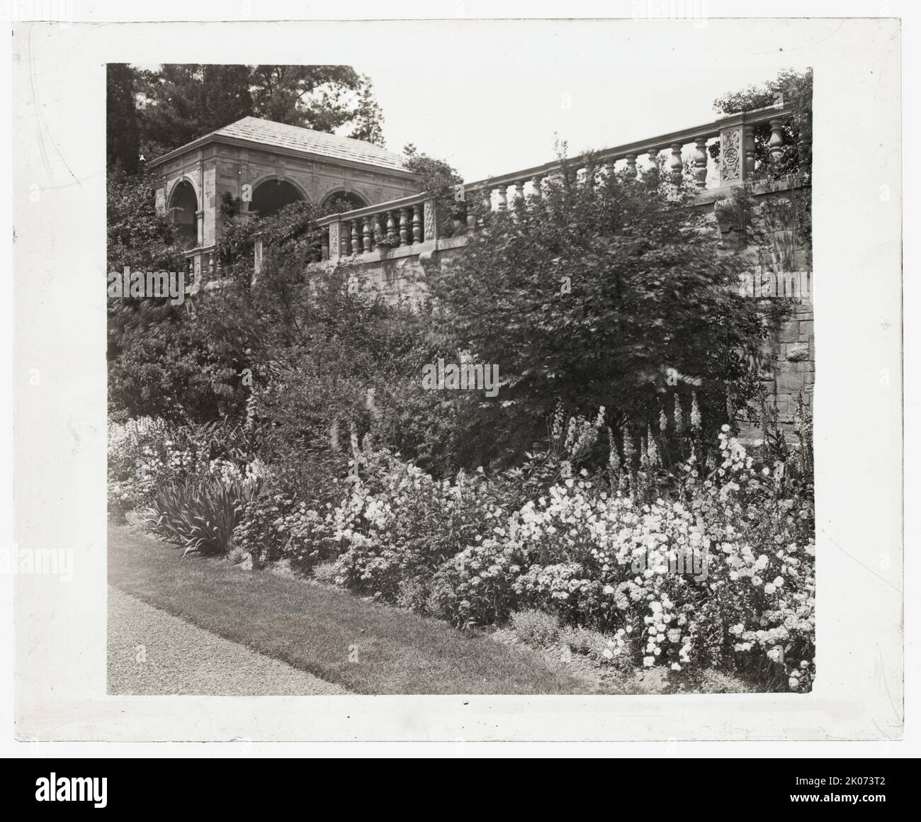 "Killenworth", George Dupont Pratt House, Glen Cove, New York, c1918. Architettura della casa: Trowbridge & amp; Ackerman, 1908-1913. Paesaggio: James Leal Greenleaf, circa 1913. Paesaggio: Pianificazione di siti e unità in "Dosoris", il complesso della famiglia Pratt con case appartenenti ai figli di Charles Pratt, Frederick Law Olmsted Jr., e Olmsted Brothers, 1906. Foto Stock