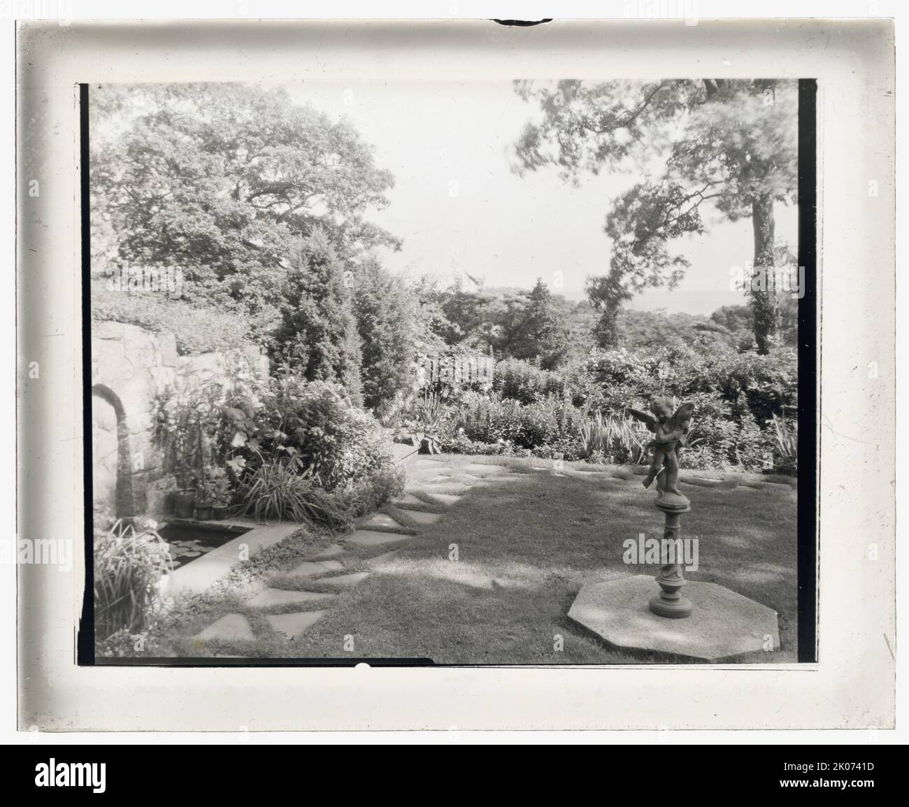 Casa e giardino non identificati, tra il 1910 e il 1935. Foto Stock