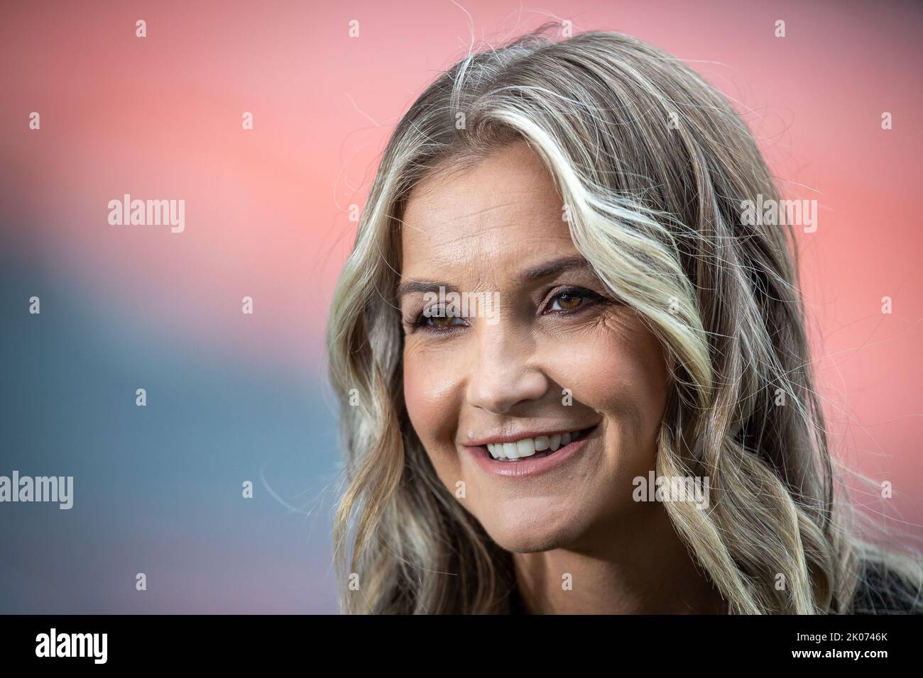 Il presentatore del canale 4 Helen Skelton fornisce la copertura dell'attuale incontro della Betfred Super League tra Huddersfield Giants e Salford Red Devils al John Smith's Stadium, Huddersfield, Regno Unito, 10th settembre 2022 (Foto di James Heaton/News Images) Foto Stock