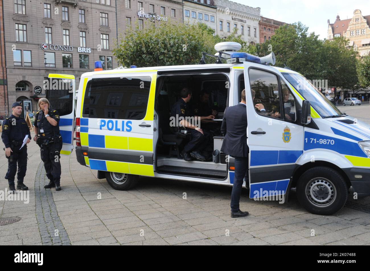 Malmo /Sweden/10 settembre 2022/Swedish democrkarterna ultimo giorno di campagna elettorale parliameetn giorno di campagna elettorale la polizia svedese si ferma per protestare sverigedemokratera può tenere l'ultima riunione della campagna a Malmo , città meridionale della Svezia. (Foto..Francis Joseph Dean/Dean Pictures. Foto Stock