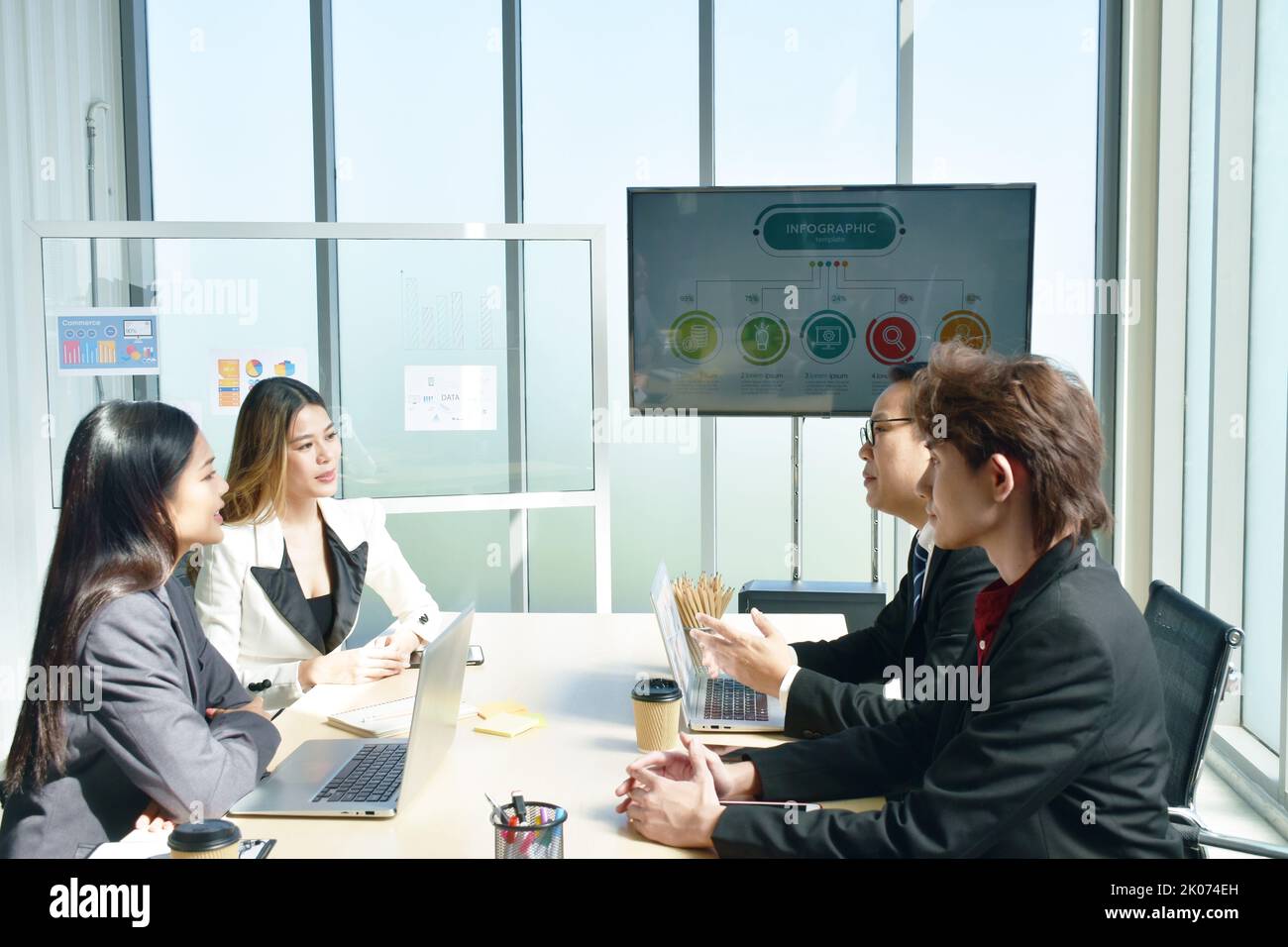 Uomo e donna d'affari asiatici che si incontrano e disusano il lavoro in sala ufficio Foto Stock