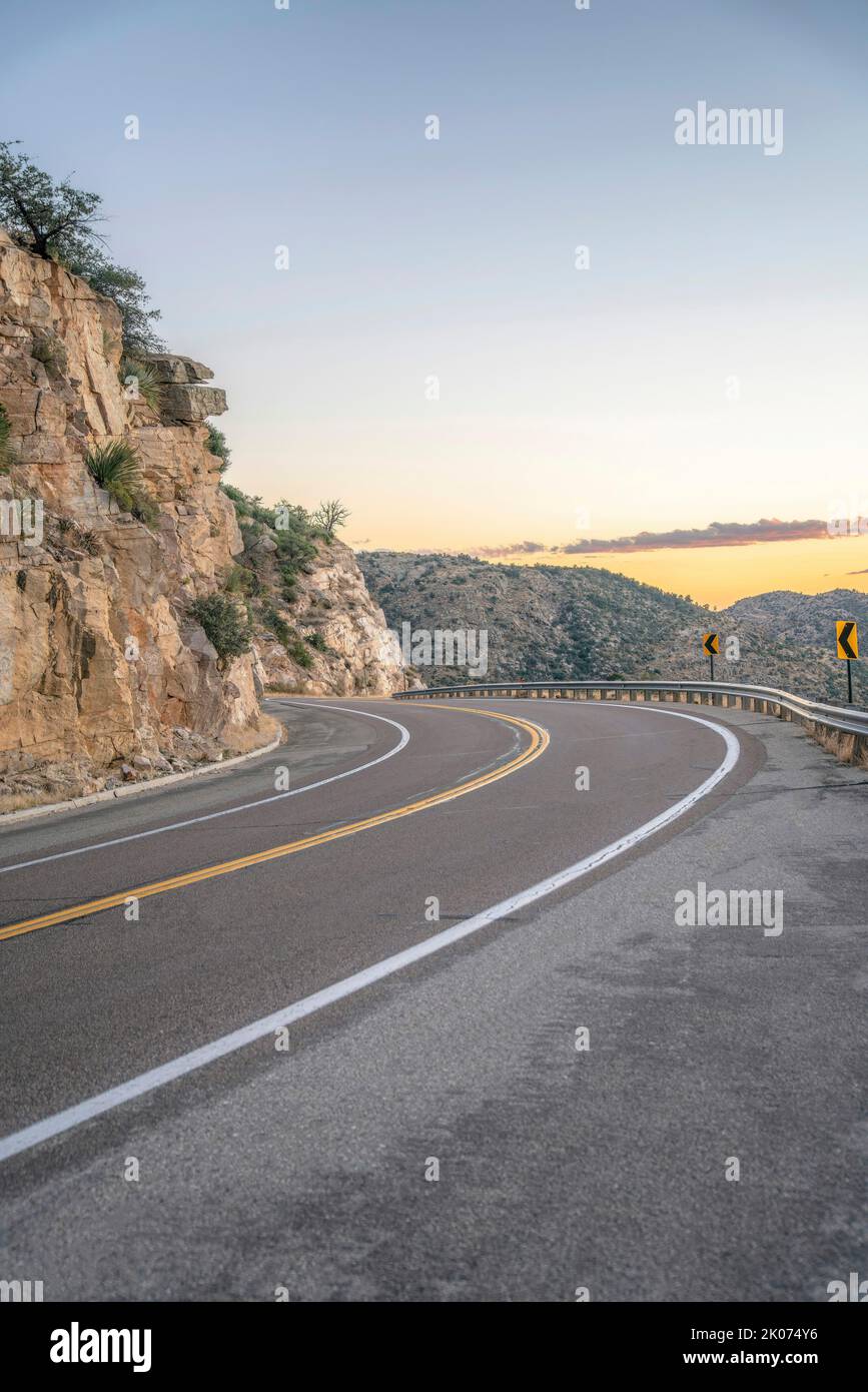 Tortuoso Monte Lemmon autostrada lungo le montagne panoramiche di Santa Catalina al tramonto. La strada nazionale si curva lungo scogliere rocciose ovelooking cielo pomeridiano e. Foto Stock
