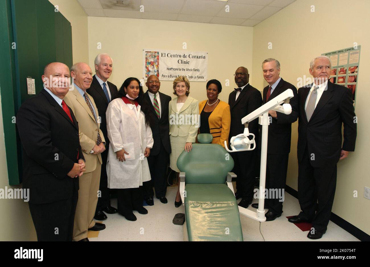 Visita del Segretario Alphonso Jackson e degli assistenti a Houston, Texas, per incontri con il personale del campo e le famiglie dell'HUD, tour della Clinica El Centro de Corazon e annuncio ufficiale di $428,7 milioni di dollari di finanziamenti federali per promuovere la ripresa a lungo termine dell'uragano in Texas. Il Segretario Jackson si è Unito all'annuncio dei senatori del Texas Kay Bailey Hutchison e John Cornyn, del Congresso del Texas Sheila Jackson Lee, del sindaco di Houston Bill White e del Coordinatore federale per la ricostruzione della costa del Golfo Donald Powell, tra gli altri funzionari. Foto Stock Visita del Segretario Alphonso Jackson e degli assistenti a Houston, Texas, per incontri con il personale del campo e le famiglie dell'HUD, tour della Clinica El Centro de Corazon e annuncio ufficiale di $428,7 milioni di dollari di finanziamenti federali per promuovere la ripresa a lungo termine dell'uragano in Texas. Il Segretario Jackson si è Unito all'annuncio dei senatori del Texas Kay Bailey Hutchison e John Cornyn, del Congresso del Texas Sheila Jackson Lee, del sindaco di Houston Bill White e del Coordinatore federale per la ricostruzione della costa del Golfo Donald Powell, tra gli altri funzionari. Foto Stock