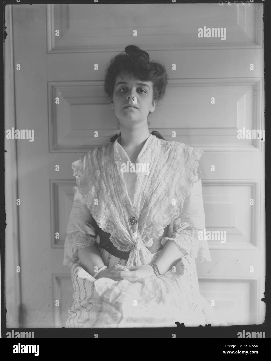 Helen Hay, tra le 1890 e le 1910. La fotografia mostra un ritratto di tre quarti del poeta, scrittore e filantropo Helen Julia Hay (Mrs. Helen Payne Whitney), seduto davanti alla porta, davanti. Era figlia dell'ambasciatore e dello statista John Milton Hay e moglie di Payne Whitney. Foto Stock