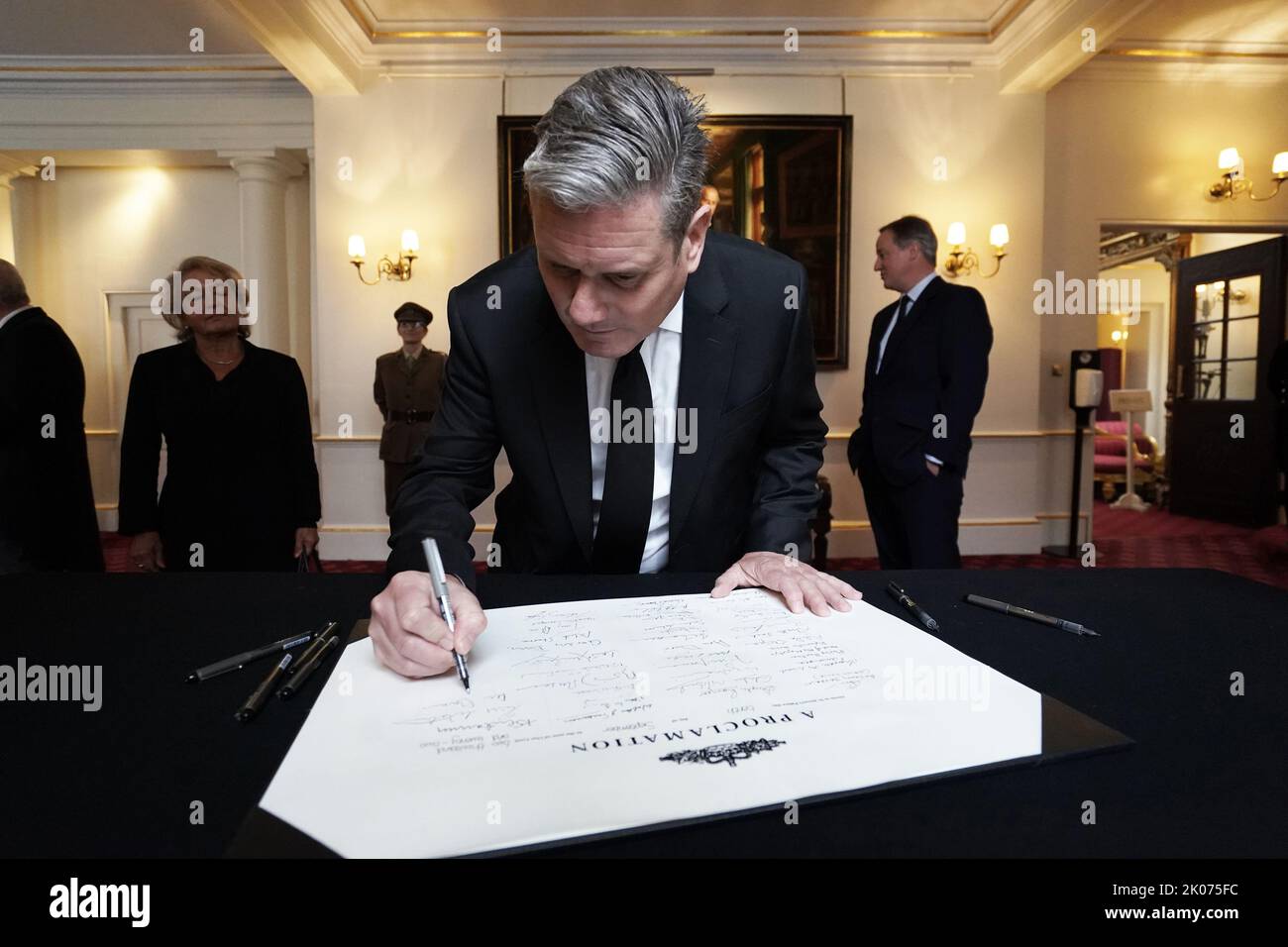 Il leader laburista Sir Keir Starmer firma la proclamazione di adesione di Re Carlo III dopo la cerimonia del Consiglio di adesione al Palazzo di San Giacomo, Londra, dove Re Carlo III è formalmente proclamato monarca. Carlo divenne automaticamente Re alla morte della madre, ma il Consiglio di adesione, cui hanno partecipato Consiglieri privati, conferma il suo ruolo. Data immagine: Sabato 10 settembre 2022. Foto Stock