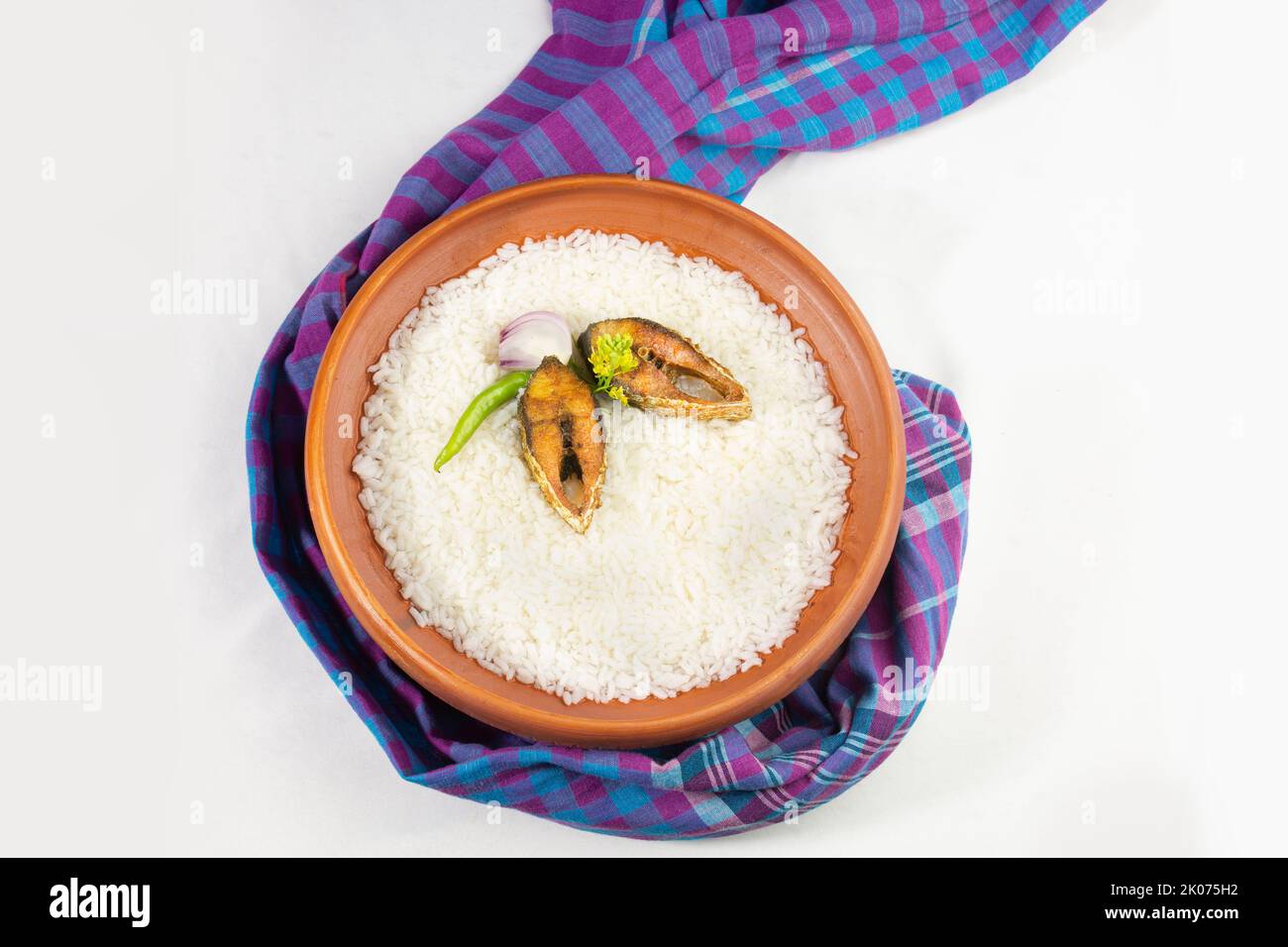 Piatto di festa di anno nuovo Ilia panta Bengalese. Boishakh panta lilla con peperoncino verde e cipolla. Panta bhat è popolare tra i bengalesi in India e Bangla Foto Stock