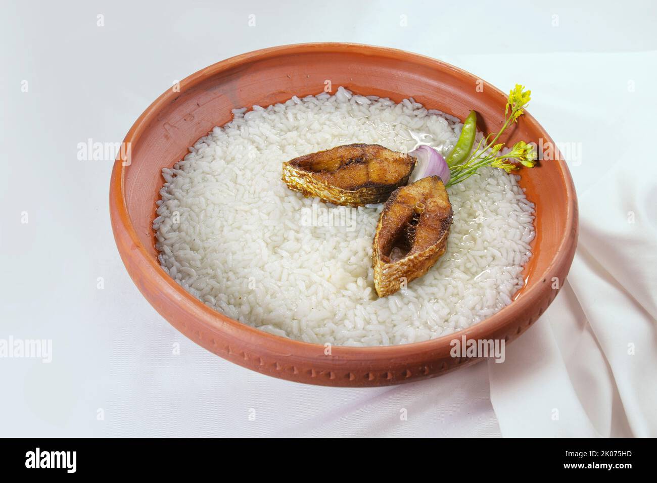 Panta piatto festivo di nuovo anno Bengalese ilish. Boishakh panta lilla con peperoncino e cipolla. Panta bhat è popolare tra i bengalesi in India e Bangladesh. Foto Stock