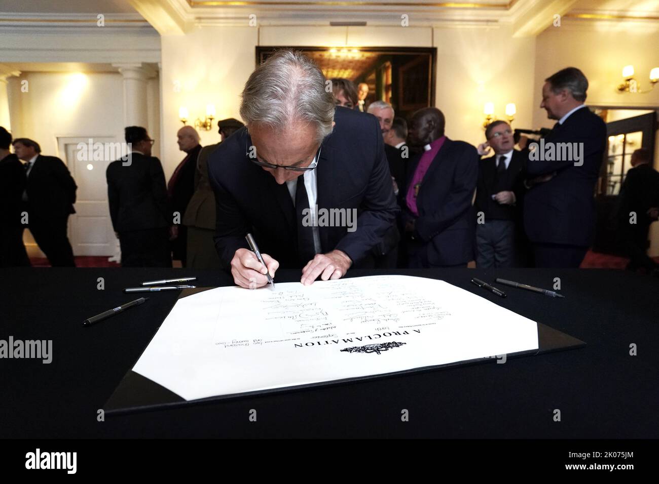 L'ex primo ministro Tony Blair firma la proclamazione dell'adesione di Re Carlo III dopo la cerimonia del Consiglio di adesione al Palazzo di San Giacomo, Londra, dove Re Carlo III è formalmente proclamato monarca. Carlo divenne automaticamente Re alla morte della madre, ma il Consiglio di adesione, cui hanno partecipato Consiglieri privati, conferma il suo ruolo. Data immagine: Sabato 10 settembre 2022. Foto Stock