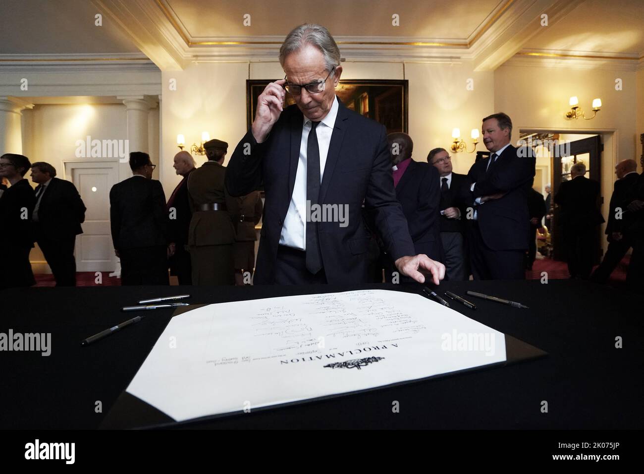 L'ex primo ministro Tony Blair firma la proclamazione dell'adesione di Re Carlo III dopo la cerimonia del Consiglio di adesione al Palazzo di San Giacomo, Londra, dove Re Carlo III è formalmente proclamato monarca. Carlo divenne automaticamente Re alla morte della madre, ma il Consiglio di adesione, cui hanno partecipato Consiglieri privati, conferma il suo ruolo. Data immagine: Sabato 10 settembre 2022. Foto Stock