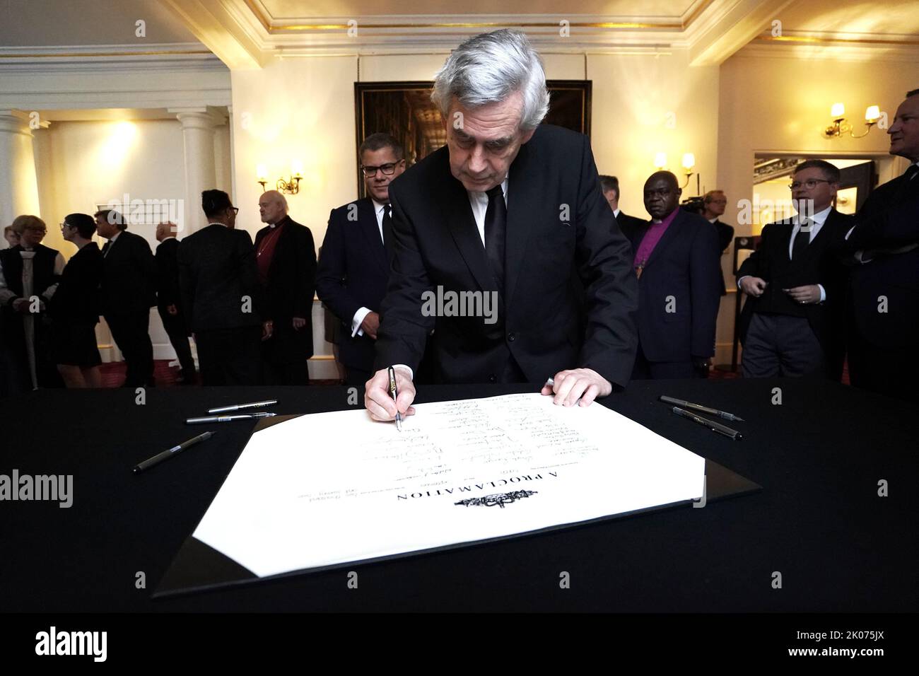 L'ex primo ministro Gordon Brown firma la proclamazione di adesione di Re Carlo III dopo la cerimonia del Consiglio di adesione al Palazzo di San Giacomo, Londra, dove Re Carlo III è formalmente proclamato monarca. Carlo divenne automaticamente Re alla morte della madre, ma il Consiglio di adesione, cui hanno partecipato Consiglieri privati, conferma il suo ruolo. Data immagine: Sabato 10 settembre 2022. Foto Stock