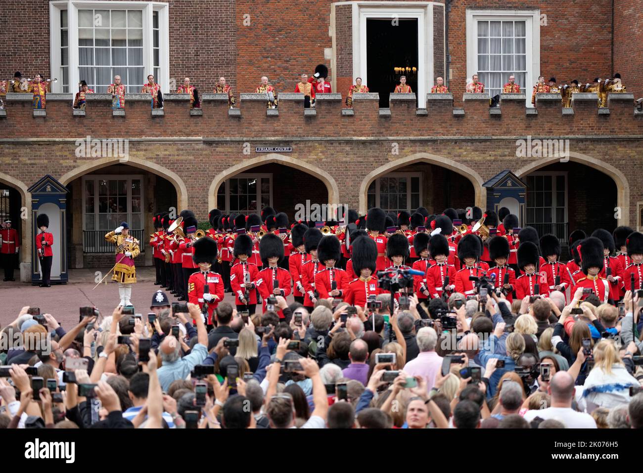 I membri del pubblico si riuniscono alla cerimonia del Consiglio di adesione al Palazzo di St James, Londra, dove il re Carlo III è formalmente proclamato monarca. Carlo divenne automaticamente Re alla morte della madre, ma il Consiglio di adesione, cui hanno partecipato Consiglieri privati, conferma il suo ruolo. Data immagine: Sabato 10 settembre 2022. Foto Stock