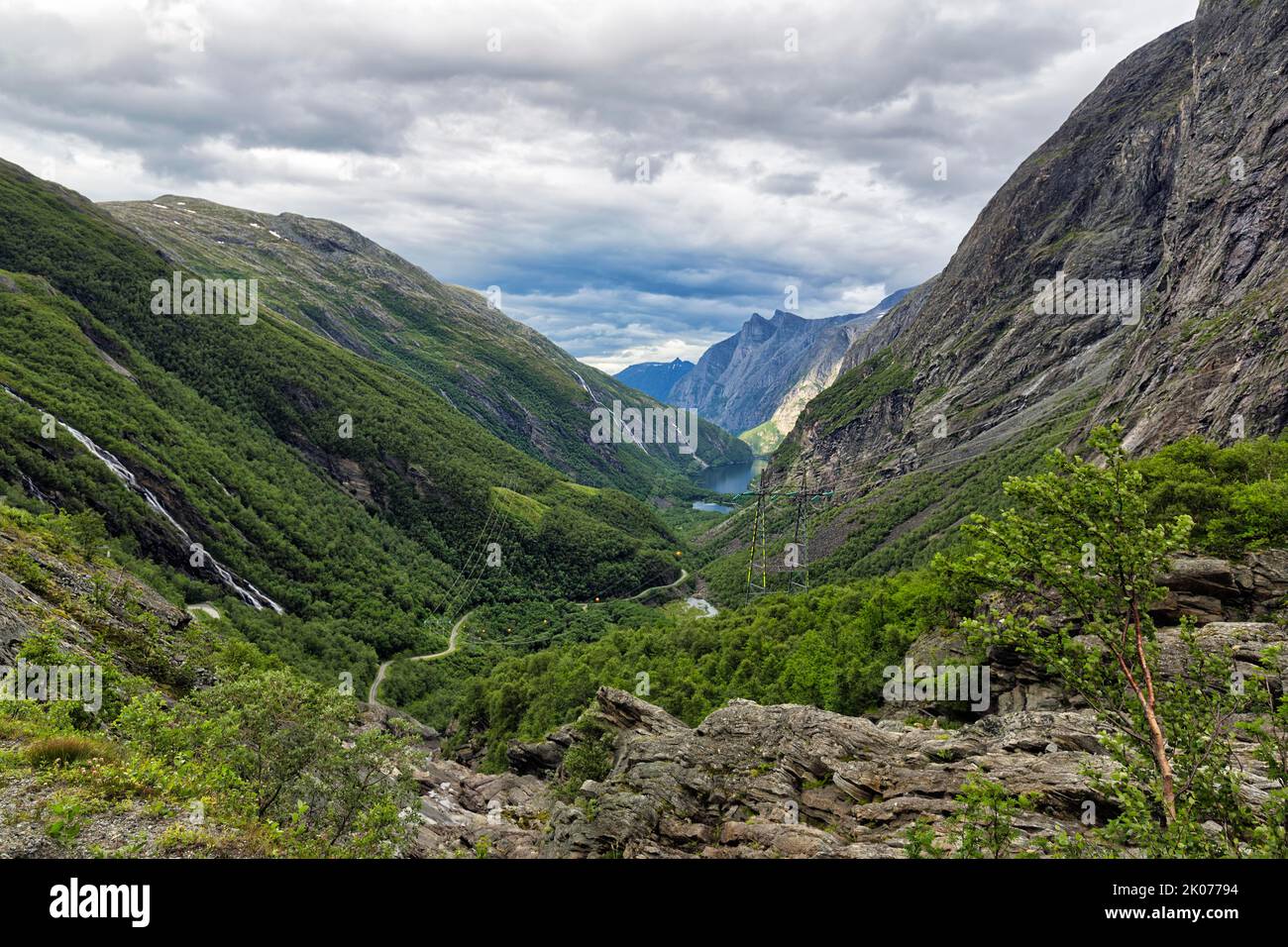 Vista montagna, vista sul suggestivo paesaggio percorso Aursjovegen, Aursjovegen, sulla strada di montagna e valle, Sunndalsora, Sunndal, più og Foto Stock