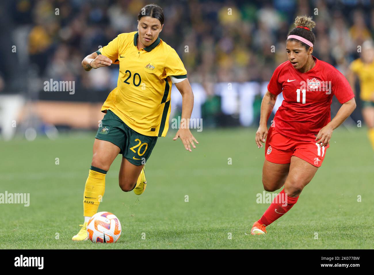 SYDNEY, AUSTRALIA - SETTEMBRE 6: Sam Kerr dell'Australia compete per la palla con Desiree Scott del Canada durante l'International friendly Match betw Foto Stock
