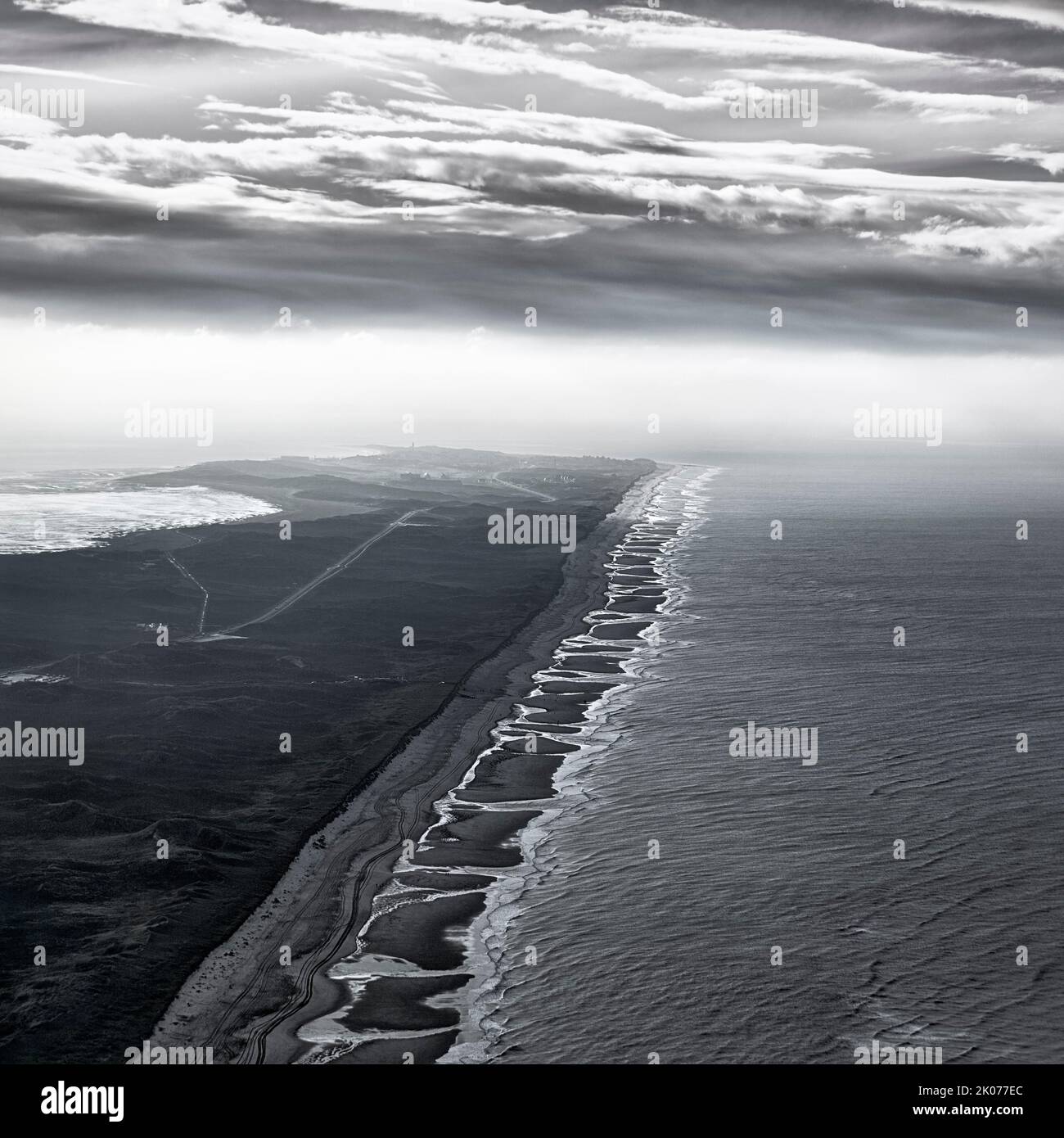 Vista della costa, dune da ratum a Hoernum, retroilluminazione, foschia, vista aerea, foto in bianco e nero, Sylt, Isole Frisone del Nord, Mare del Nord Foto Stock