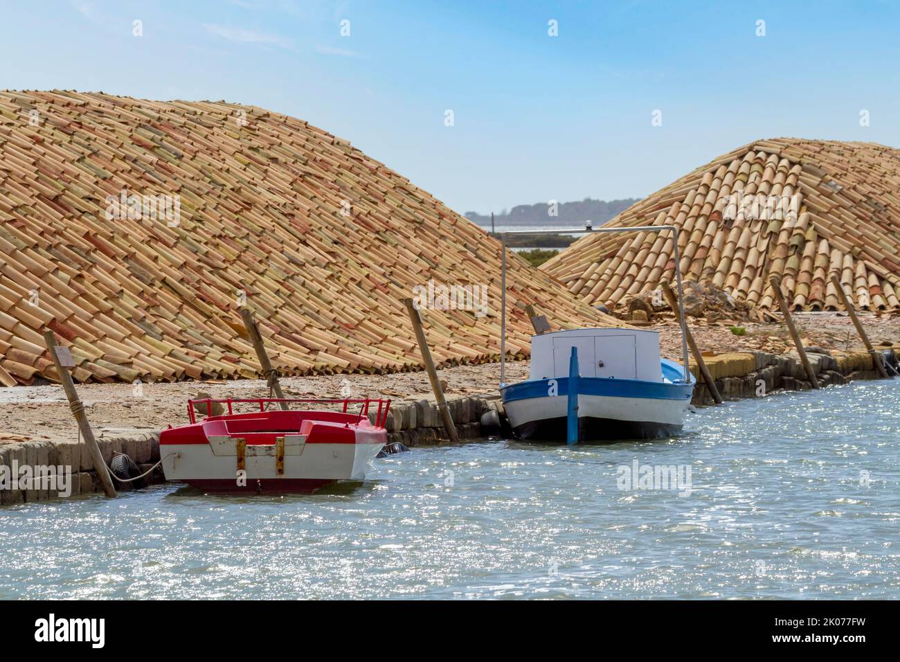 Barche, Saline di Marsala, Provincia di Trapani, Sicilia, Italia Foto Stock