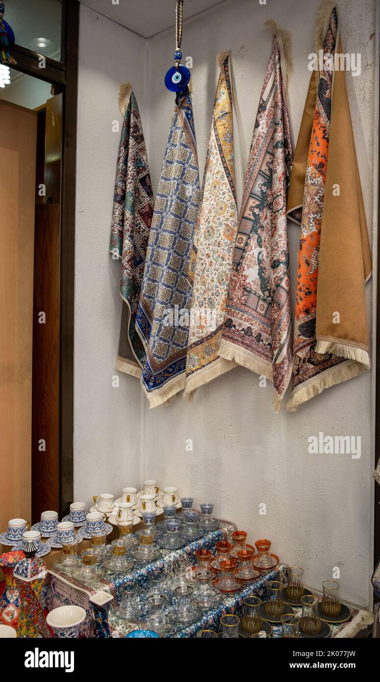 Silk scarves grand bazaar istanbul immagini e fotografie stock ad alta  risoluzione - Alamy