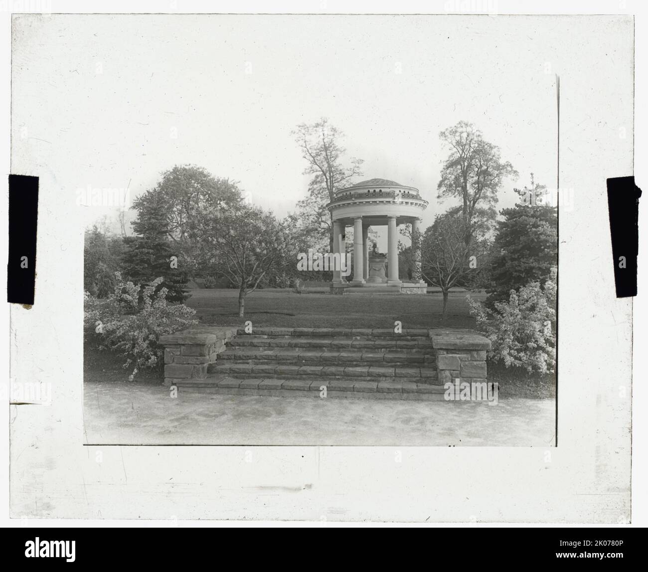 "Beechwood", casa di Frank Arthur Vanderlip, Scarborough, New York., c1912. La fotografia mostra un tempio da giardino con scultura di Rudolph Evans di Frank A. Vanderlip, Jr., con il suo cane. Foto Stock