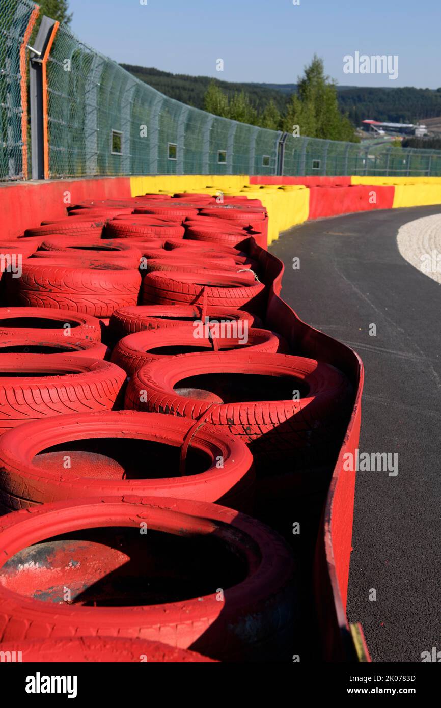 Misura di sicurezza per auto racing protezione dagli urti rosso giallo palpetti di pneumatici accanto al fondo ghiaia a sua volta 8 di pista per motorsport, FIA Formula Foto Stock