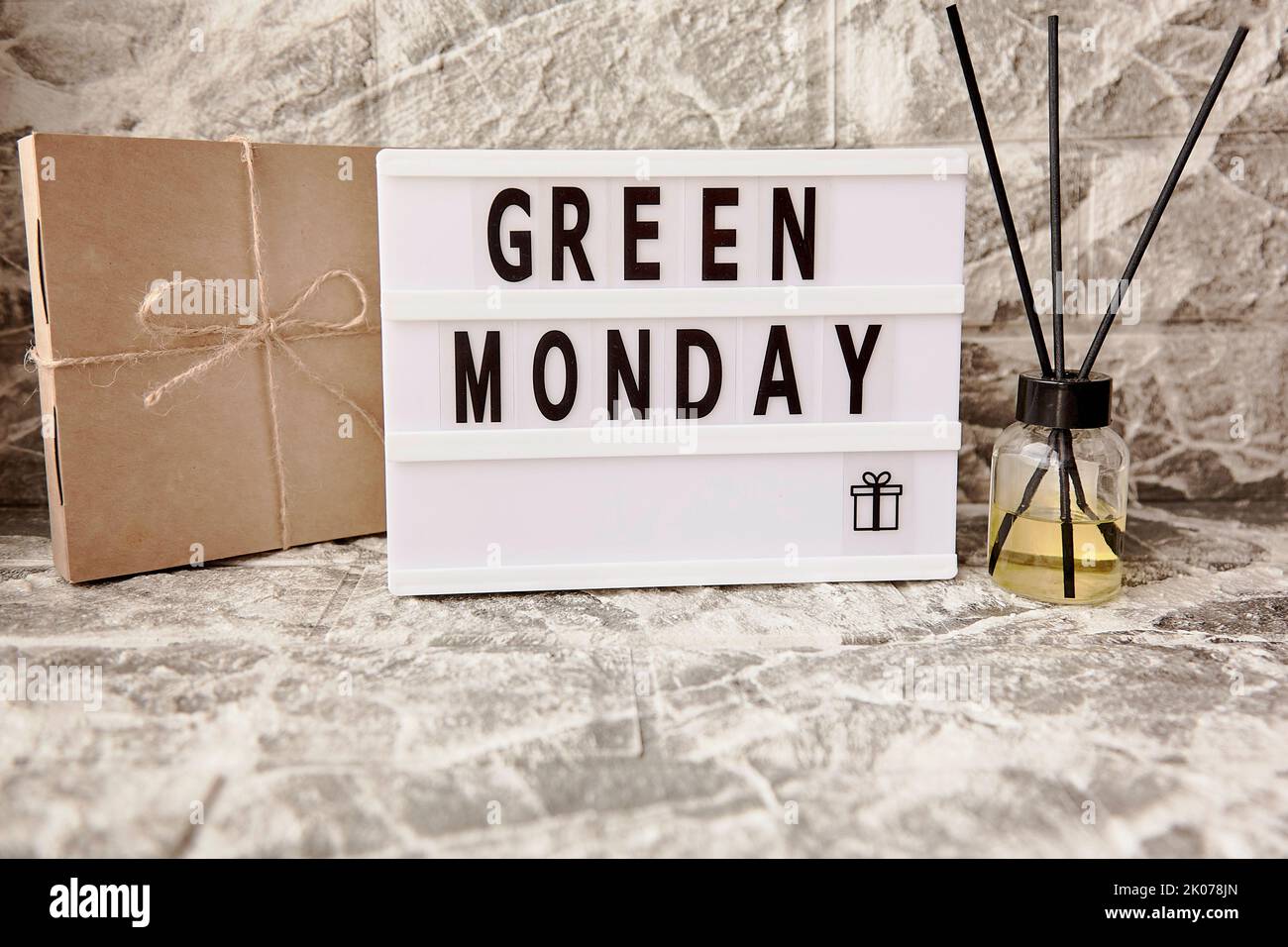 Lightbox Green Monday text, confezione regalo e diffusore di aroma. Concetto di shopping online da casa. Atmosfera accogliente casa Foto Stock