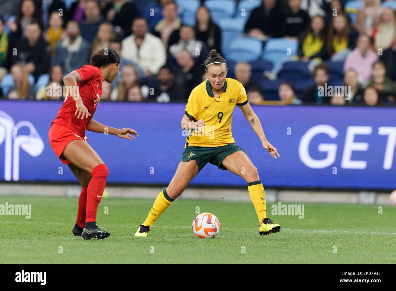 SYDNEY, AUSTRALIA - SETTEMBRE 6: Caitlin Foord of Australia compete per la palla con Jade Rose del Canada durante la scommessa International friendly Match Foto Stock