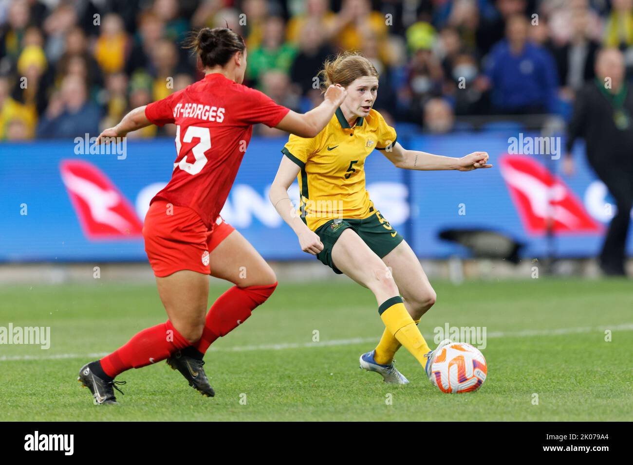SYDNEY, AUSTRALIA - SETTEMBRE 6: Cortnee Vine of Australia compete per la palla con Bianca St. Georges of Canada durante l'International friendly M Foto Stock