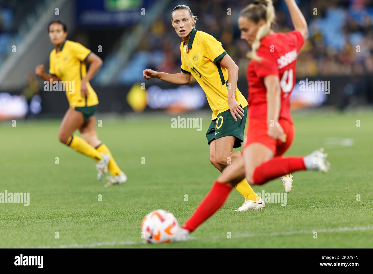 SYDNEY, AUSTRALIA - SETTEMBRE 6: Emily Van Egmond d'Australia traccia il calcio da Shelina Zadorsky del Canada durante l'International friendly Match Foto Stock