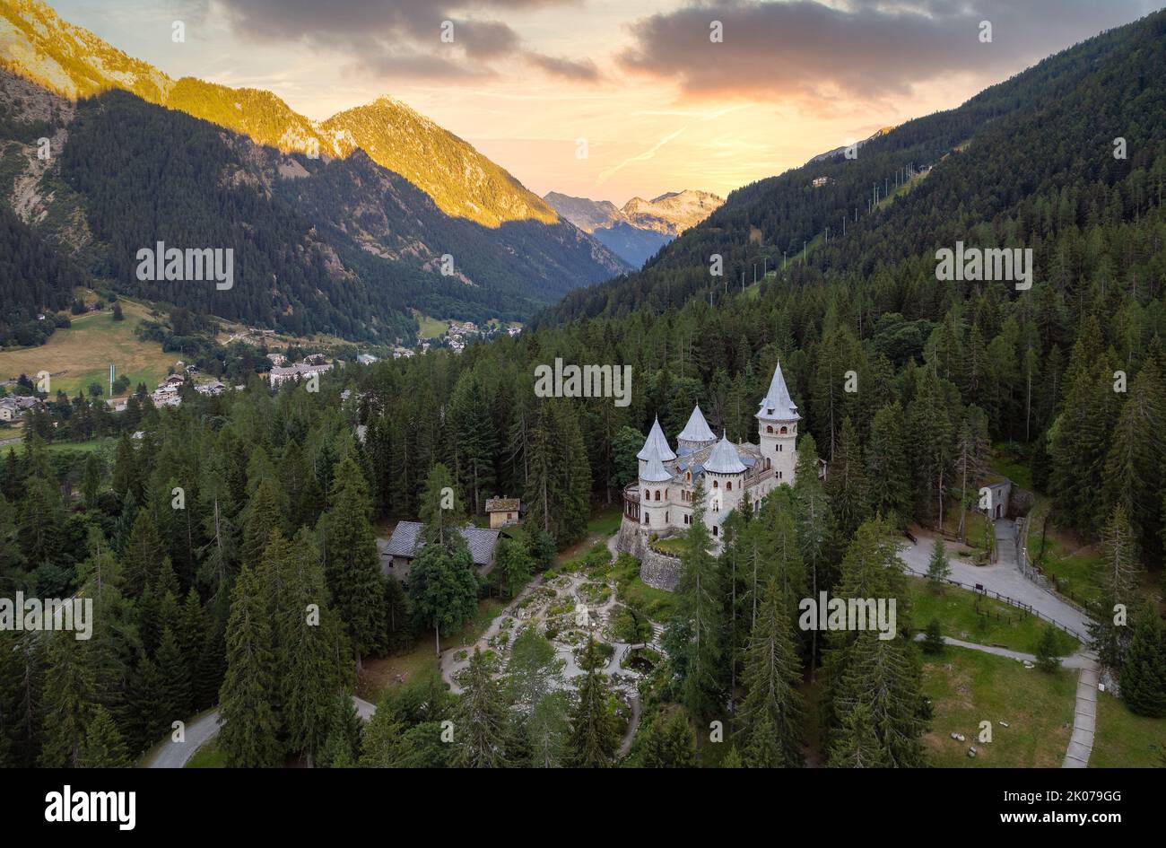 Gressoney-Saint-Jean, Valle d'Aosta / Italia: Castello Savoia (Castello Savoia) casa padronale al tramonto, Valle d'Aosta regione Nord Ovest Italia Foto Stock