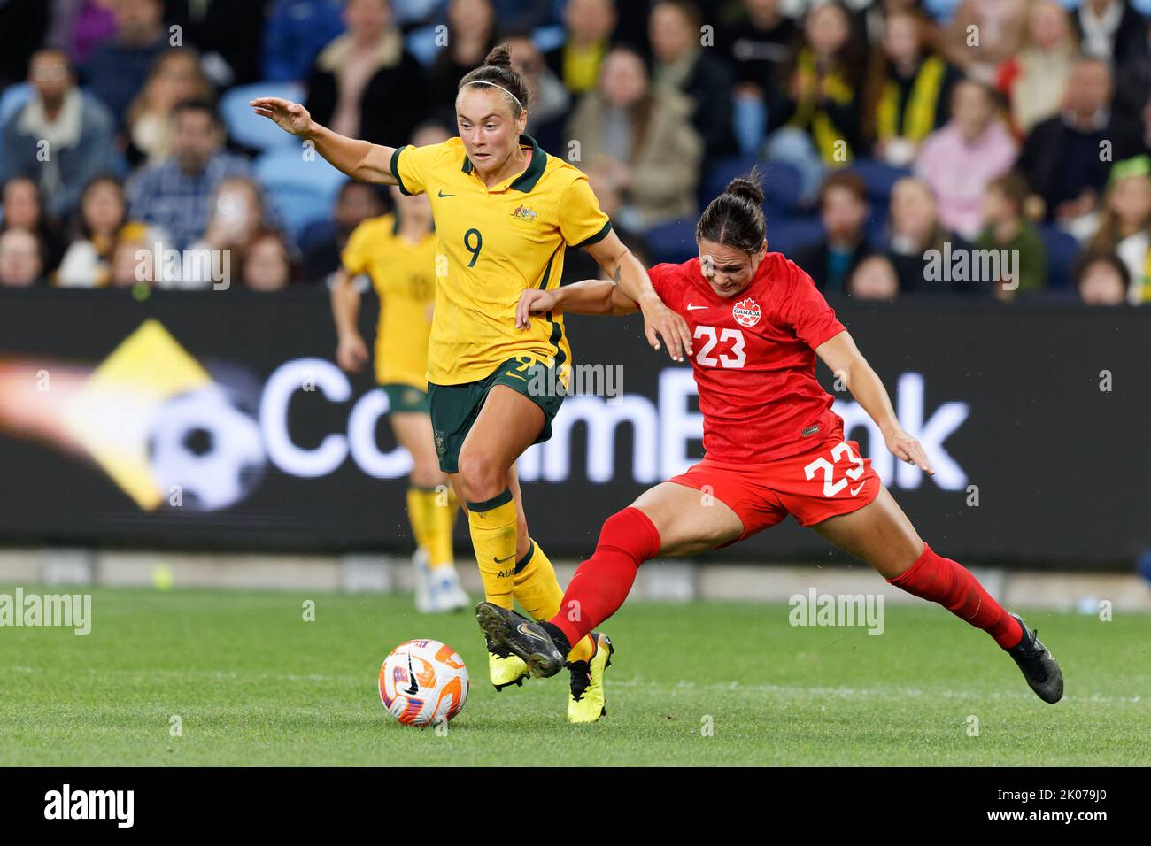 SYDNEY, AUSTRALIA - SETTEMBRE 6: Caitlin Foord of Australia compete per la palla con Bianca St. Georges of Canada durante l'International friendly Foto Stock