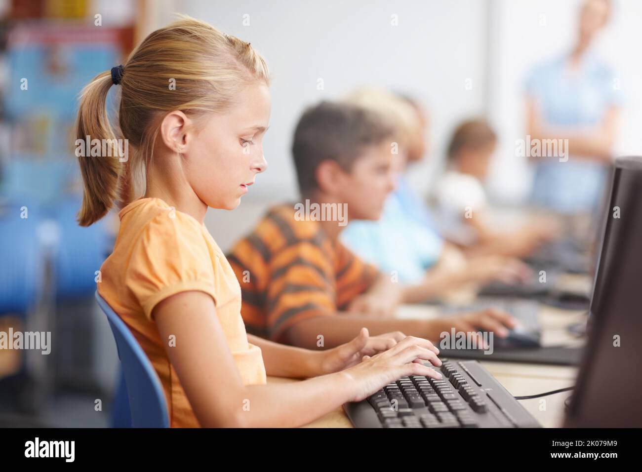 Lavorare con diligenza sui computer. Un gruppo di bambini che lavorano sodo in classe informatica. Foto Stock