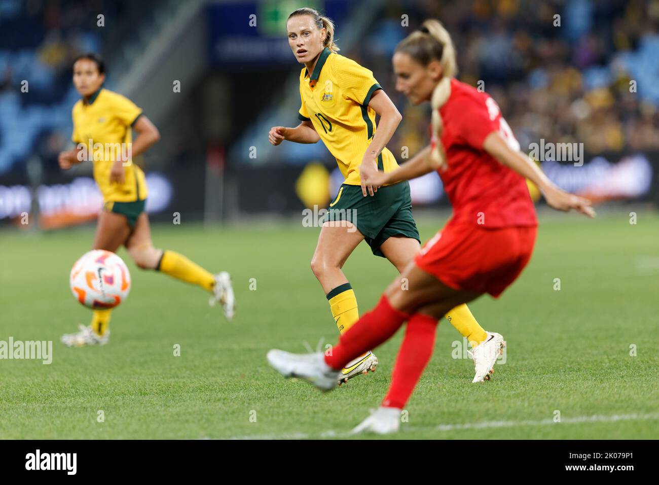 SYDNEY, AUSTRALIA - SETTEMBRE 6: Emily Van Egmond d'Australia traccia il calcio da Shelina Zadorsky del Canada durante l'International friendly Match Foto Stock