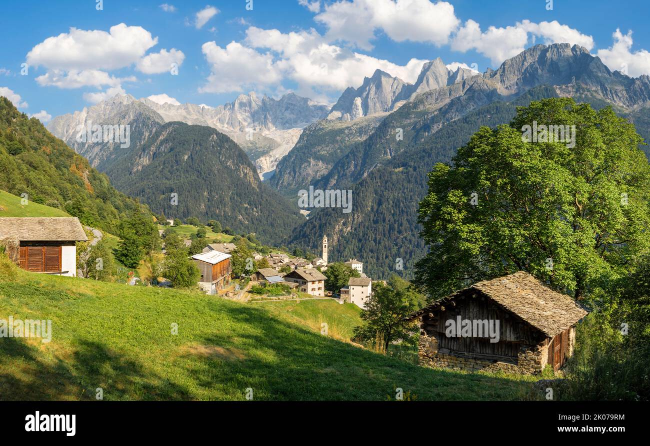 Il villaggio di Soglio e le vette di Piz Badile, Pizzo Cengalo e Sciora della catena Bregaglia - Svizzera. Foto Stock