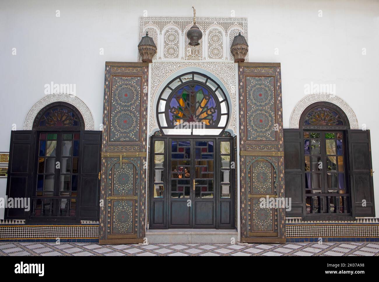 Porta tradizionale a Riad Maison Bleue, Fes Medina, Fes, Marocco Foto Stock