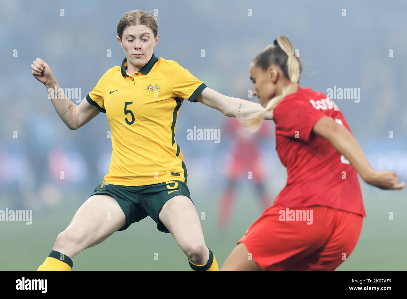 SYDNEY, AUSTRALIA - SETTEMBRE 6: Cortnee Vine of Australia compete per la palla con Shelina Zadorsky del Canada durante l'International friendly Mat Foto Stock