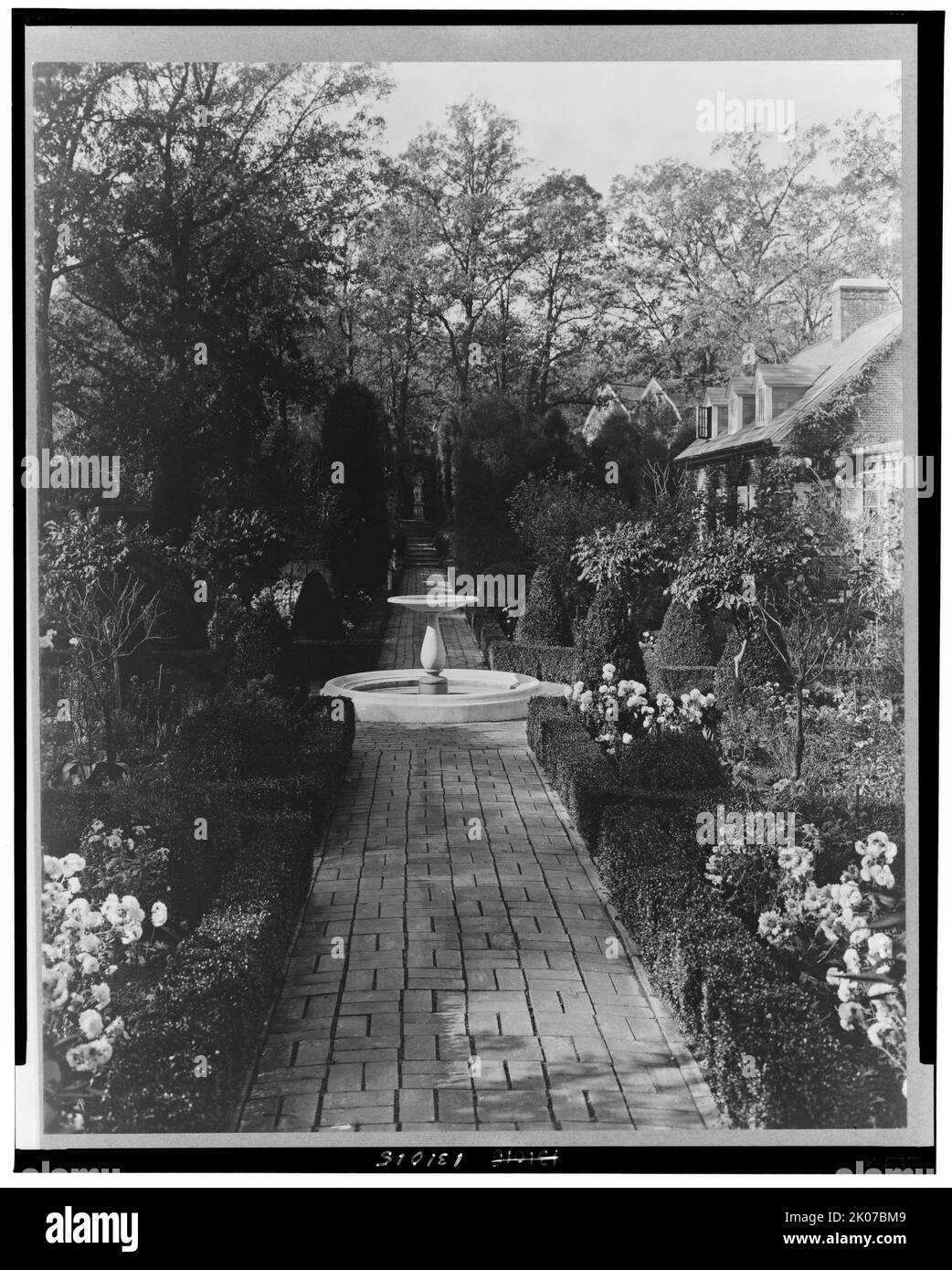 "The Causeway", James Parmelee House, 3100 Macomb Street, Washington, D.C., 1919. Architettura della casa: Charles Adams Platt, 1912. Paesaggio: Charles Adams Platt, piano generale, 1912 ed Ellen Biddle Shipman, 1913. Nome associato: Alice Maury (Sig.ra. James) Parmelee. Foto Stock