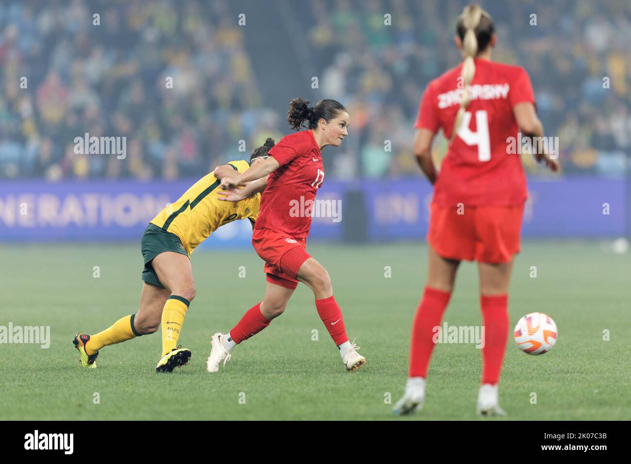 SYDNEY, AUSTRALIA - SETTEMBRE 6: Caitlin Foord of Australia compete per la palla con Jessie Fleming del Canada durante l'International friendly MATC Foto Stock
